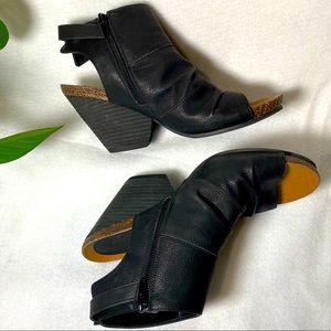 AXXIOM Women’s Chunky heel And Stylish Buckle Closure ZIP On side Size 9 Shoes.